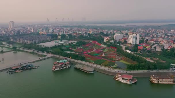 HANOI, VIETNAM - APRIL, 2020: Aerial panorama view of the flower garden near west lake and cityscape of Hanoi. — Stock Video