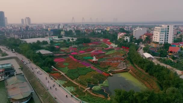 HANOI, VIETNAM - APRIL, 2020: Uitzicht vanuit de lucht op de bloementuin bij het westelijke meer en het stadsgezicht van Hanoi. — Stockvideo