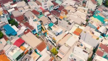 HOCHIMINH, VİETNAM - Nisan 2020: Hochiminh ilçelerinden birinin çatılarının havadan panorama görüntüsü.