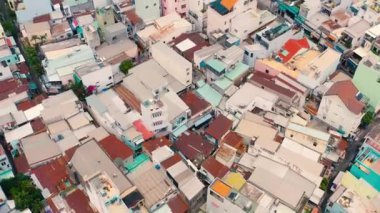 HOCHIMINH, VİETNAM - Nisan 2020: Hochiminh ilçelerinden birinin çatılarının havadan panorama görüntüsü.
