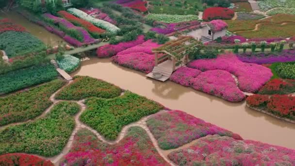 HANOI, VIETNAM - APRIL, 2020: Aerial top view of the flower garden with verandas and canal in the downtown of Hanoi. — Stock Video