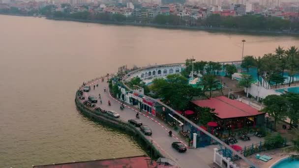 HANOI, VIETNAM - APRIL, 2020: Blick aus der Luft auf den Aquapark und die Böschung des Westsees in Hanoi. — Stockvideo