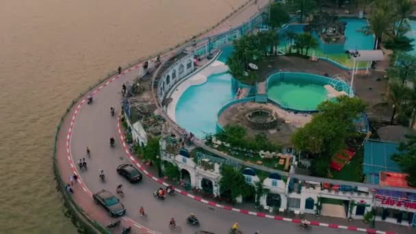 HANOI, VIETNAM - APRIL, 2020: Letecký panoramatický výhled na aquapark a nábřeží západního jezera v Hanoji. — Stock video