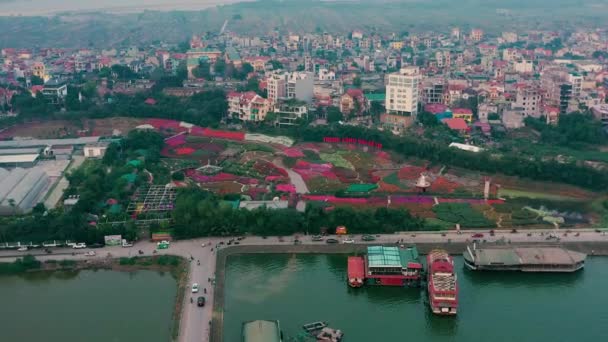 HANOI, VIETNAM - APRIL, 2020: Aerial panorama view of the flower garden near west lake and cityscape of Hanoi. — Stock Video