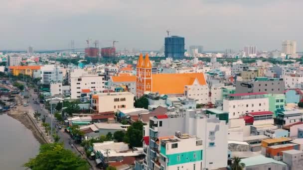 HOCHIMINH, VIETNAM - APRIL, 2020: Aerial top view of the church and the cityscape of one of the districts of Hochiminh. — Stock Video