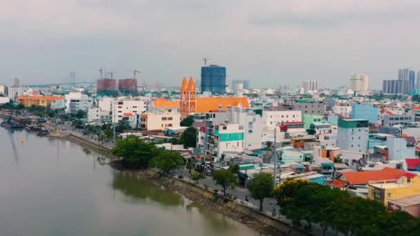 HOCHIMINH, VIETNAM - ABRIL, 2020: Vista aérea superior da igreja e da paisagem urbana de um dos distritos de Hochiminh . — Vídeo de Stock