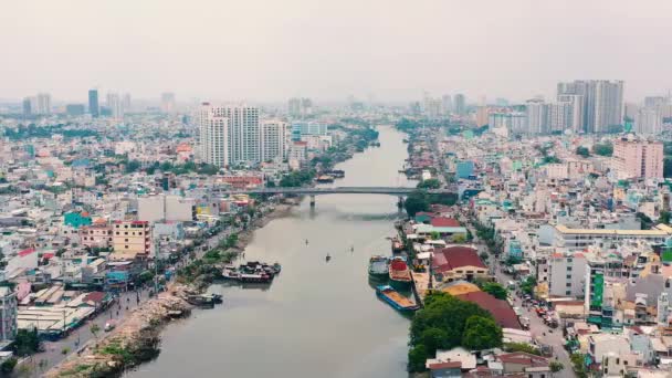 HOCHIMINH, VIETNAM - AVRIL 2020 : Vue panoramique aérienne du remblai de la rivière Saigon et du paysage urbain d'Hochiminh . — Video