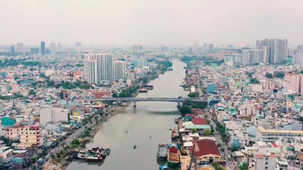 HOCHIMINH, VIETNAM - APRIL, 2020: Aerial panorama view of the embankment of Saigon river and cityscape of Hochiminh. — Stock Video