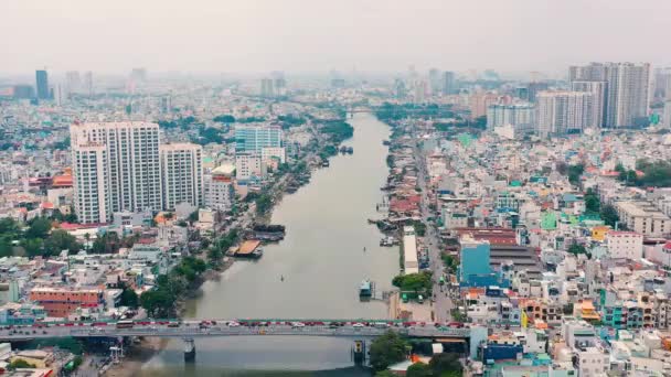 HOCHIMINH, VIETNAM - ABRIL, 2020: Vista panorâmica aérea do aterro do rio Saigão e da paisagem urbana de Hochiminh . — Vídeo de Stock