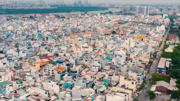 HOCHIMINH, VIETNAM - APRIL, 2020: Flygfoto över taken på husen i ett av distrikten och stadsbilden i Hochiminh. — Stockvideo