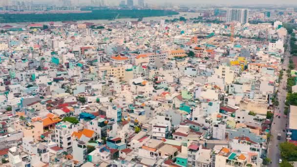 HOCHIMINH, VIETNAM - AVRIL 2020 : Vue aérienne des toits des maisons de l'un des quartiers et du paysage urbain d'Hochiminh .