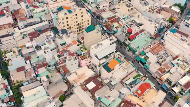 HOCHIMINH, VIETNAM - ABRIL, 2020: Vista panorámica aérea de los tejados de las casas de uno de los distritos de Hochiminh . — Vídeos de Stock
