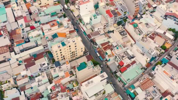 HOCHIMINH, VIETNAM - ABRIL, 2020: Vista panorámica aérea de los tejados de las casas de uno de los distritos de Hochiminh . — Vídeos de Stock