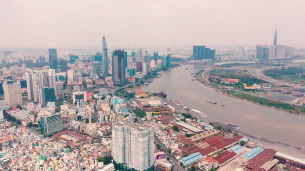 HOCHIMINH, VIETNAM - APRIL, 2020: Flygfoto över affärscentret Hochiminh nära floden Saigon. — Stockvideo