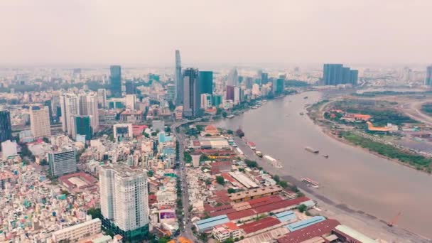 HOCHIMINH, VİETNAM - Nisan 2020: Saigon Nehri yakınlarındaki Hochiminh iş merkezinin hava manzarası. — Stok video