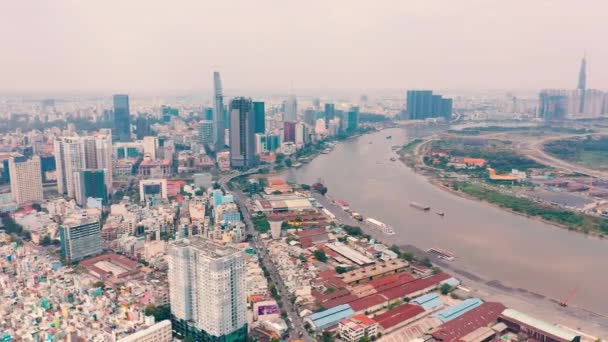 HOCHIMINH, VIETNAM - ABRIL, 2020: Vista panorámica aérea del centro de negocios de Hochiminh, cerca del río Saigón . — Vídeo de stock