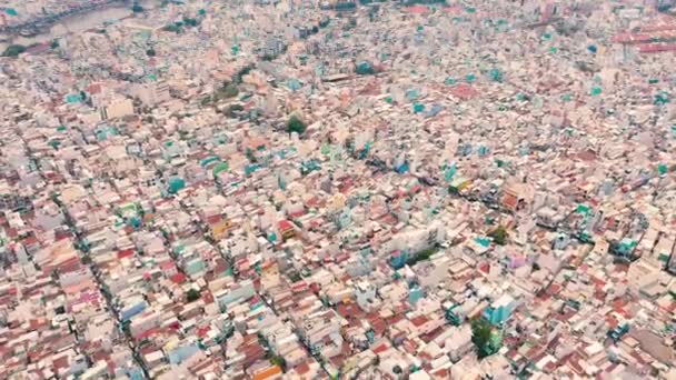 HOCHIMINH, VİETNAM - Nisan 2020: Hochiminh 'in yoğun nüfuslu semtindeki evlerin çatılarında gökyüzü manzarası. — Stok video