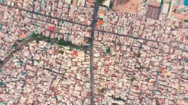 HOCHIMINH, VİETNAM - Nisan 2020: Hochiminh 'in yoğun nüfuslu semtindeki evlerin çatılarında gökyüzü manzarası.