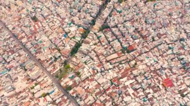 HOCHIMINH, VİETNAM - Nisan 2020: Hochiminh 'in yoğun nüfuslu semtindeki evlerin çatılarında gökyüzü manzarası.