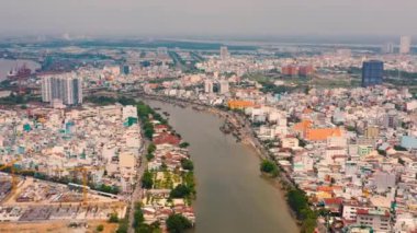 HOCHIMINH, VİETNAM - Nisan 2020: Saigon Nehri 'nin setinin ve Hochiminh' in şehir manzarasının gökyüzü manzarası.