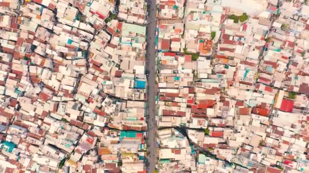 HOCHIMINH, VIETNAM - Duben, 2020: Letecký výhled na střechy domů jednoho z okresů Hochiminh. — Stock video