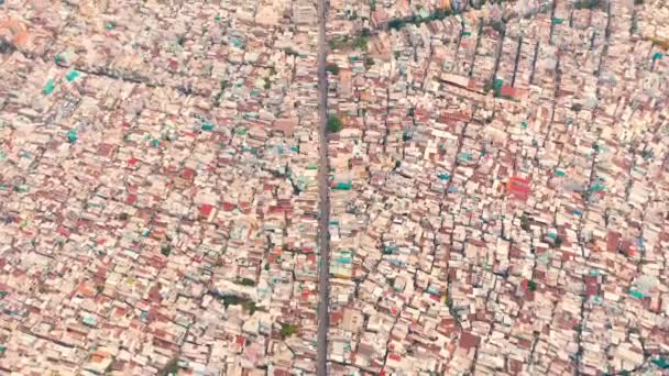 HOCHIMINH, VIETNAM - ÁPRILIS, 2020: Légi felvétel a házak tetején a sűrűn lakott kerület Hochiminh. — Stock videók