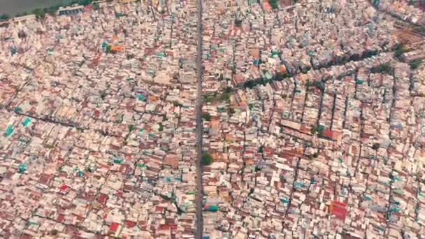 HOCHIMINH, VIETNAM - duben 2020: Letecký pohled shora na střechy domů v hustě osídlené čtvrti Hochiminh. — Stock video