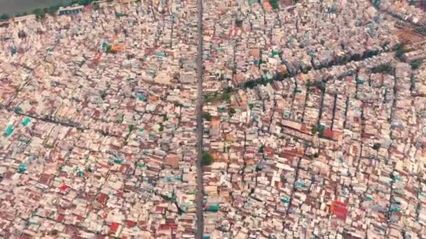 HOCHIMINH, VIETNAM - APRIL, 2020: Aerial top view on the roofs of houses in the densely populated district of Hochiminh. — Stock Footage HOCHIMINH, VIETNAM - APRIL, 2020: Aerial top view on the roofs of houses in the densely populated district of Hochiminh. Stock Video