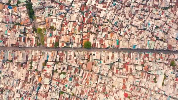 HOCHIMINH, VIETNAM - APRIL, 2020: Flygfoto över taken på husen i den tätbefolkade stadsdelen Hochiminh. — Stockvideo