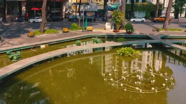 HOCHIMINH, VIETNAM - ABRIL, 2020: Vista panorámica aérea de la fuente en uno de los distritos de Hochiminh . — Vídeos de Stock