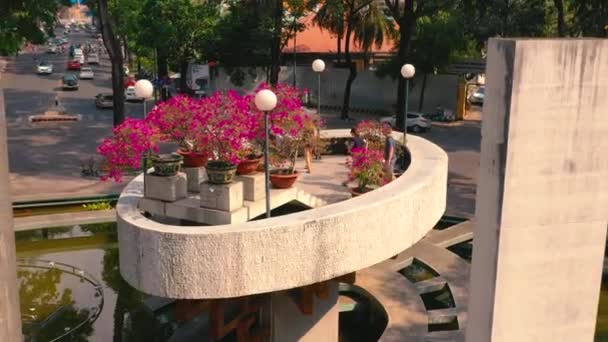 HOCHIMINH, VIETNAM - APRIL, 2020: Luftaufnahme der architektonischen Komposition inmitten des Brunnens in Hochiminh. — Stockvideo