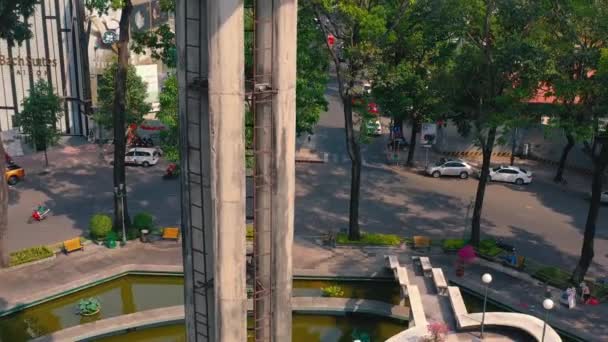 HOCHIMINH, VIETNAM - APRIL, 2020: Letecký panoramatický pohled na architektonickou stavbu ve fontáně v Hochiminhu. — Stock video