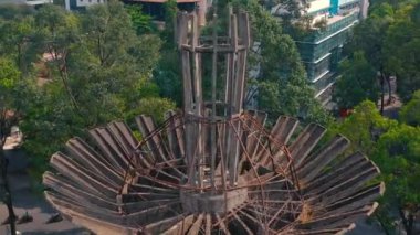 HOCHIMINH, VİETNAM - Nisan 2020: Hochiminh 'teki çeşmedeki mimari yapının gökyüzü manzarası.