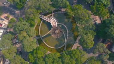 HOCHIMINH, VİETNAM - Nisan 2020: Hochiminh 'in bölgelerinden birinde dairesel hareketin ve çeşmenin havadan görünüşü.