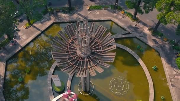 HOCHIMINH, VIETNAM - APRIL, 2020: Aerial panorama view of the architectural construction in the fountain in Hochiminh. — Stock Video