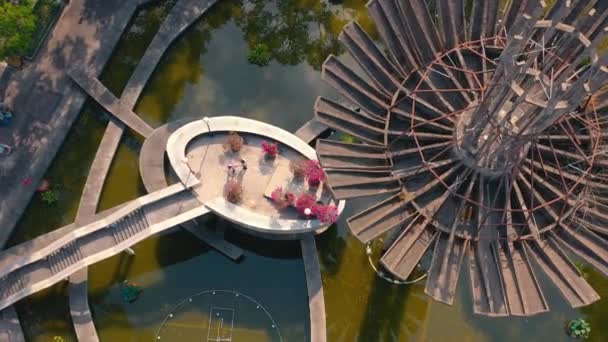 HOCHIMINH, VIETNAM - APRIL, 2020: Uitzicht vanuit de lucht op de architectonische constructie in de fontein van Hochiminh. — Stockvideo