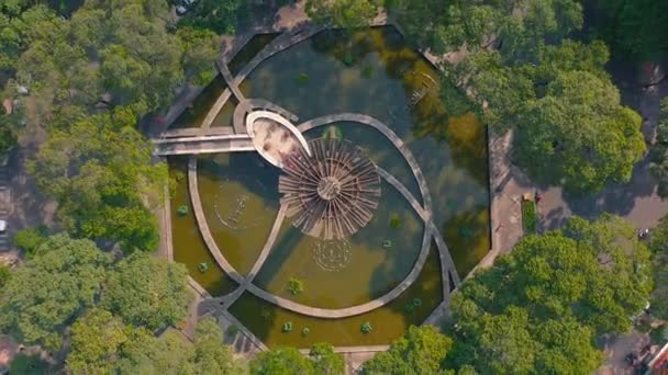 HOCHIMINH, VIETNAM - ABRIL, 2020: Vista aérea del movimiento circular y la fuente en uno de los distritos de Hochiminh . — Vídeo de stock