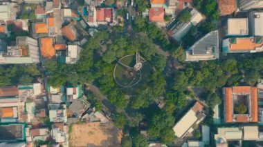 HOCHIMINH, VİETNAM - Nisan 2020: Hochiminh 'in bölgelerinden birinde dairesel hareketin ve çeşmenin havadan görünüşü.