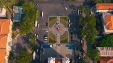 HOCHIMINH, VİETNAM - Nisan 2020: Hochiminh 'teki Saigon Notre-Dame Katedrali yakınlarındaki Paris Komün Meydanı' nın havadan görünüşü.