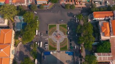 HOCHIMINH, VİETNAM - Nisan 2020: Hochiminh 'teki Saigon Notre-Dame Katedrali yakınlarındaki Paris Komün Meydanı' nın havadan görünüşü.