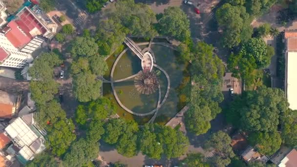 HOCHIMINH, VIETNAM - APRIL, 2020: Luftaufnahme der kreisförmigen Bewegung und des Brunnens in einem Stadtteil von Hochiminh. — Stockvideo