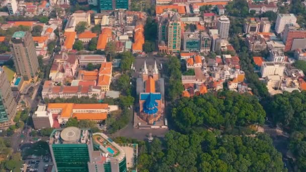 HOCHIMINH, VIETNAM - APRIL, 2020: Flygfoto över katedralen Saigon Notre-Dame och stadsbilden i Hochiminh. — Stockvideo