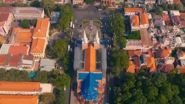 HOCHIMINH, VİETNAM - Nisan 2020: Hochiminh 'teki Saigon Notre-Dame Katedrali' nin çatısının ve meydanın havadan görünüşü. — Stok video