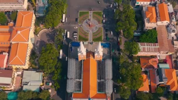 HOCHIMINH, VIETNAM - APRIL, 2020: 공중에서 내려다본 사이공 노트르담 대성당의 지붕 과 호치민 광장. — 비디오