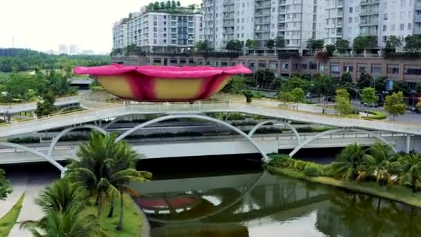 HOCHIMINH, VIETNAM - Duben, 2020: Letecký pohled na architektonický design v podobě květu v parku v Hochiminhu. — Stock video