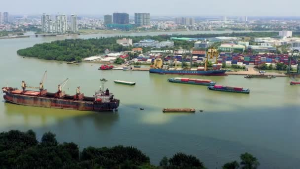 ГОЧИМИН, ВЬЕТНАМ - АПРЕЛЬ, 2020: Вид с воздуха на порт вблизи реки Сайгон и городской пейзаж Хочимина . — стоковое видео