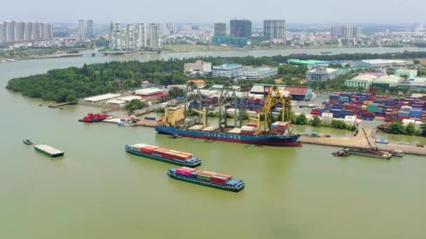 HOCHIMINH, VIETNAM - APRILE, 2020: Veduta panoramica aerea del porto vicino al fiume Saigon e paesaggio urbano di Hochiminh . — Video Stock