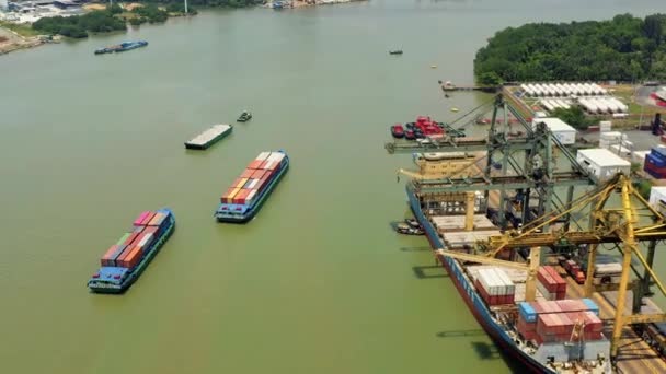 ГОЧИМИН, ВЬЕТНАМ - АПРЕЛЬ, 2020: Воздушный обзор погрузки грузов на судно в порту возле реки Сайгон в Хочимине . — стоковое видео