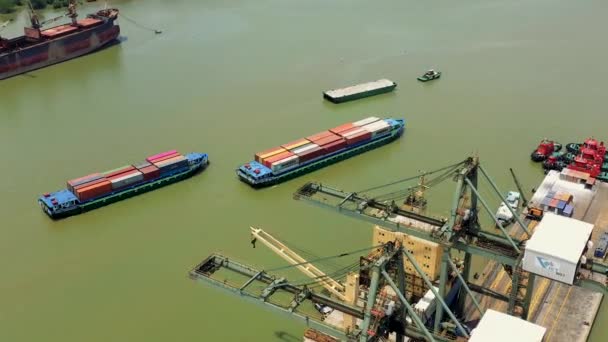 HOCHIMINH, VIETNAM - AVRIL 2020 : Vue panoramique aérienne des navires et grues chargés dans le port d'Hochiminh . — Video