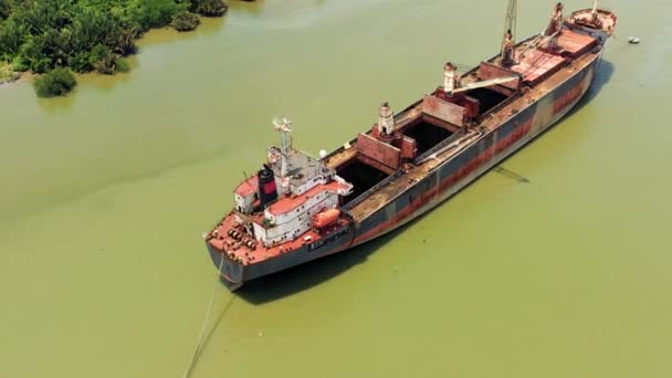 HOCHIMINH, VIETNAM - ABRIL, 2020: Vista panorámica aérea del petrolero sobre el río Saigón amarrado en el puerto de Hochiminh . — Vídeos de Stock
